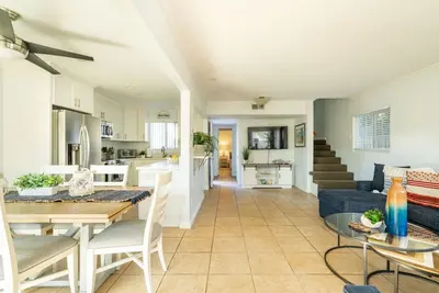 Image de Vue sur l'océan, barbecue, planche de surf, équipement de plage! 2 pâtés de maisons de la plage / restaurants