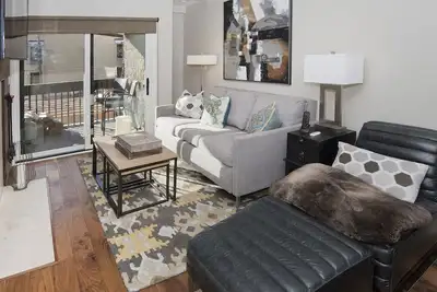 Image de Une location de condo abordable avec vue panoramique sur les montagnes, bain à remous et foyer, et plus encore.