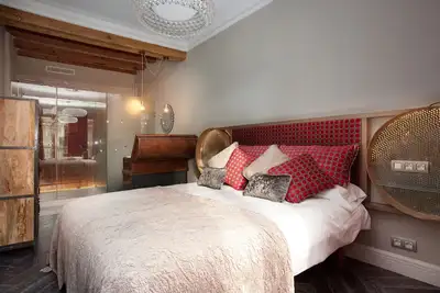 Image de Exquisite appartement rénové avec beaucoup d'histoire au cœur de Barcelone 3 Br 3bth