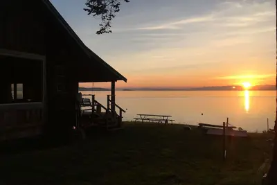 Image de Lodge historique, plage privée, bain à remous, vues incroyables, près de la ville