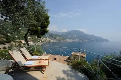Image de Maison Oliver avec une vue imprenable sur la mer sur la côte amalfitaine