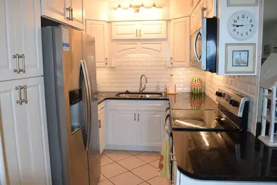 Image de RÉNOVÉ * Granit * Chaises de plage gratuites * Laveuse / sécheuse * 2 téléviseurs de 50 po * Excellentes critiques *