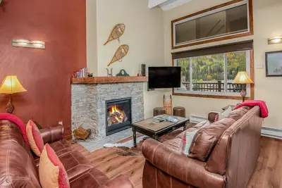 Image de Détendez-vous sur votre balcon spacieux et admirez le paysage.