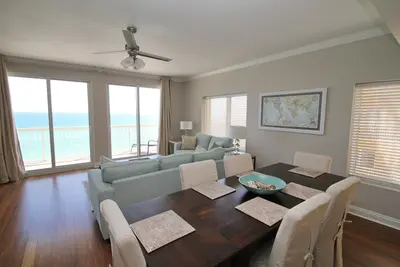 Image de 8ème étage! Magnifique Condo! Balcon enveloppant avec chaises longues. Master avec vue sur la plage