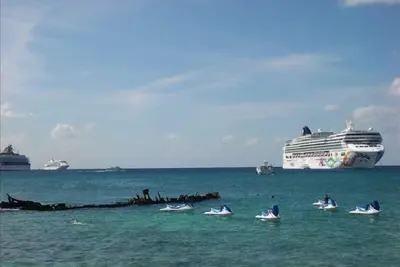 Image de Ocean Views Long Sunsets 25 marches pour arroser la piscine du rez-de-chaussée devant la porte d'entrée