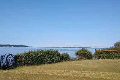 Image de DÉTENTE Extra Island! Beach Bocce Billiards & More!