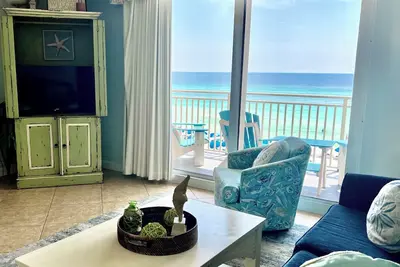 Image de Absolument parfait 1er étage, Splash Condo avec des chaises de plage