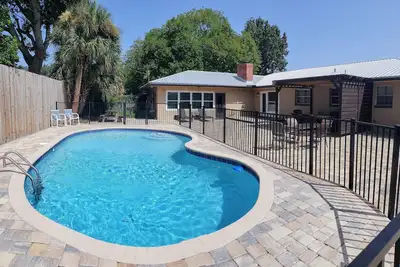 Image de Grand cour avec piscine privée. Maison spacieuse près de la plage et du centre ville.
