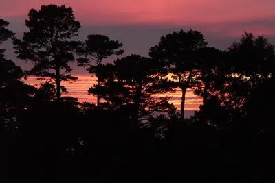 Image de vue sur l'océan et le coucher du soleil; endroit calme sur grand terrain; bain à remous privé