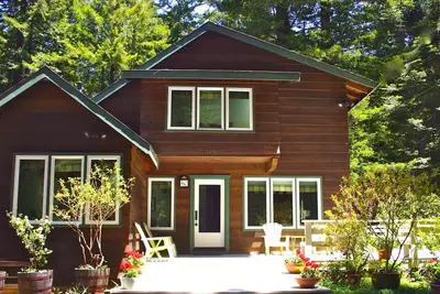 Image de Belle maison sur un acre entièrement clôturé entouré de séquoias, à 1 mile du village