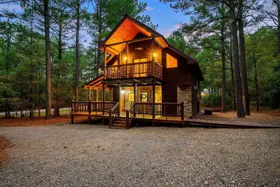 Image de Silver Spur Cabin-2 chambres, 2. 5 salles de bain, Air hockey, bain à remous, cheminée et Wifi