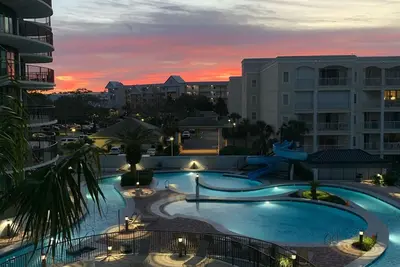 Image de Familial condo très propre avec une vue magnifique sur Terry Cove.