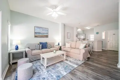 Image de Mis à jour! Maison de ville de 3 chambres près de Disney. Communauté fermée avec patio privé.