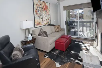 Image de Une location de condo abordable avec vue panoramique sur les montagnes, bain à remous et foyer, et plus encore.