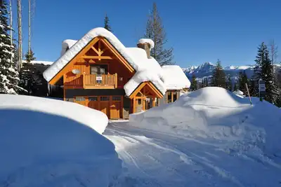 Image de Cadre en bois massif de 3200 pieds carrés / 297 mètres carrés. 3 étages de luxe pur. Retraite familiale 5 *