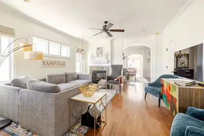 Image de ÇA Y Est! Emplacement, luxe et chambre pour 12 dans des lits réels!