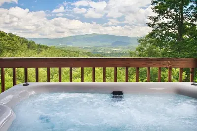 Image de Meilleures opinions dans tous les Smoky Mountains! sur 4 Acres Isolé!