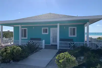Image de Incroyablement pur et bleu sur l'océan - un lieu de vacances calme et serein vous attend