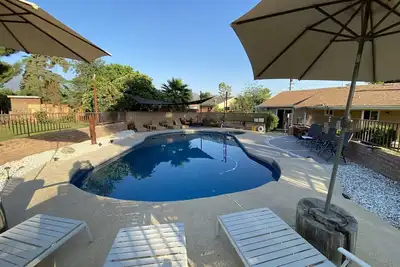 Image de 5 chambres, 4 salles de bain avec piscine sur le golf à 45 min des séquoias géants