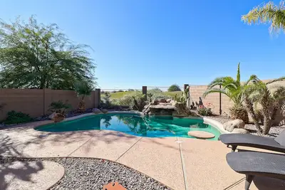 Image de Piscine chauffée sur terrain de golf avec vue sur la montagne!