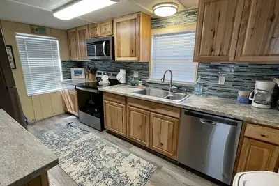 Image de Vue sur la plage au paradis! Réservez dès maintenant pour cette maison confortable, côté plage avec vue!