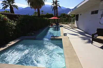 Image de Beauté moderne du milieu du siècle au cœur de Palm Springs