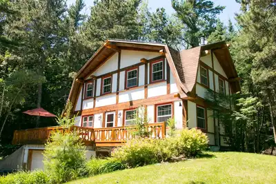 Image de Belle maison de bois de construction norvégienne à Whitefish Bay