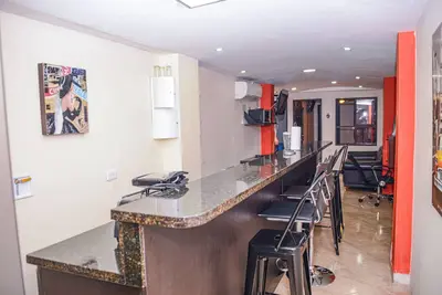 Image de 2 chambres, climatisation, bain à remous, à 3 pâtés de maisons du Parc Lleras