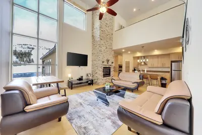 Spacieux condo de 2 étages avec jacuzzi sur terrasse privée face aux ascenseurs. Profitez de la vue sur vos 2