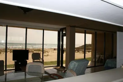 Image de Rez-de-chaussée en bord de mer - Étapes de la plage avec des vues incroyables! ! !