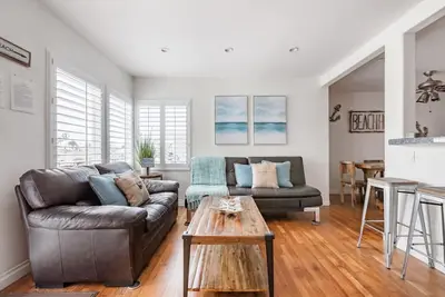 Image de Cottage sur la plage avec bain à remous, cour privée, à 2 pâtés de maisons de la plage / restaurants / épiceries