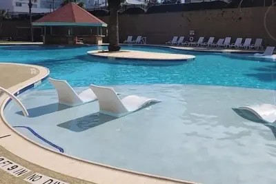 Image de Bonne vue, piscine pour enfants à l'entrée de la plage, étages