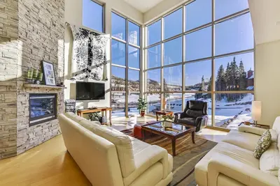 Grand condo moderne avec une vue magnifique! Détendez-vous autour de la cheminée après une journée de jeu sur le mont