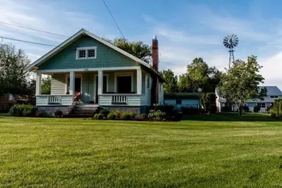 Image de Bryant House: Bungalow parfait avec cheminée, patio privé, piscine et grande cour
