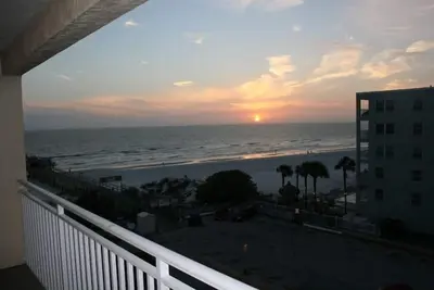 Image de Front de mer! Condo spacieux, piscine sur place, à quelques pas de la plage!