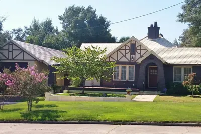 Image de 1928 Tudor dans Historic East Hill - En face du parc, à 8 miles de Pensacola Beach!