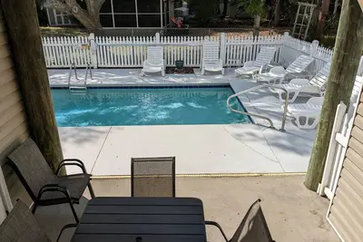 Image de Profitez de votre propre piscine privée et à distance de marche de la plage de l'autre côté de la rue