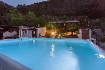 Image de Lipari-Eoliennes maison entourée par la mer, jardin