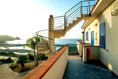 appartement de deux pièces avec vue sur le jardin avec balcon vue sur la mer à Capo d'Orlando