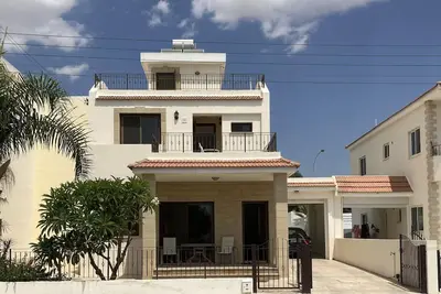 Image de Larnaca Bay Villa avec piscine privée, vue sur la mer, dans un endroit magnifique.
