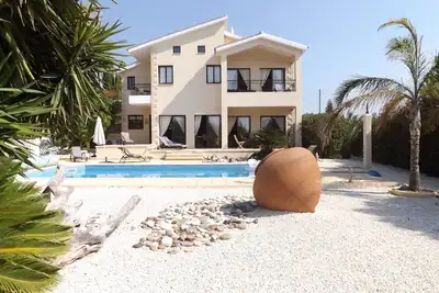 Image de Villa de luxe avec piscine privée chauffée et vue sur la mer dans Secret Valley Wi-fi gratuit
