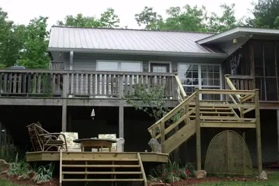 Image de Étang pour la pêche et ruisseau pour s'asseoir * Hawk's Nest Hideaway Privately Situé *