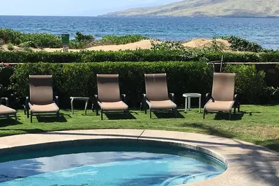 Image de Tropical Oceanfront Estate avec piscine, vie privée et une vue sur l'océan sur 2/3 acres