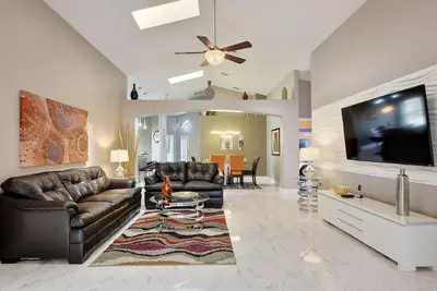 Image de Bienvenue à The Elegant Dream Villa, à 4, 8 km de Disney World, piscine plein sud