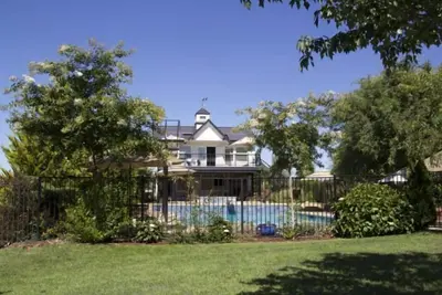Image de Auburn Rural Pool House, Spa Et Justification