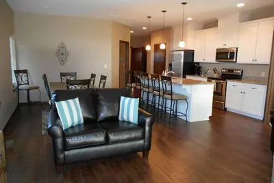 Image de Superbe nouvelle cabine de bain 4 chambres 3 à Bridges Bay - Comprend les passes de parc aquatique!