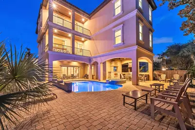 Image de Grande piscine privée / spa, salle de jeux avec table de billard, accès privé à la plage!