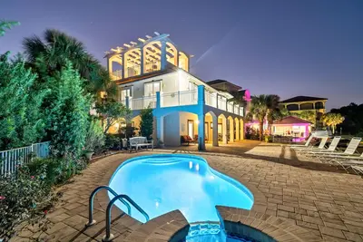 Image de Belle piscine privée, surplombant un lac, magnifiquement conçu avec souffle