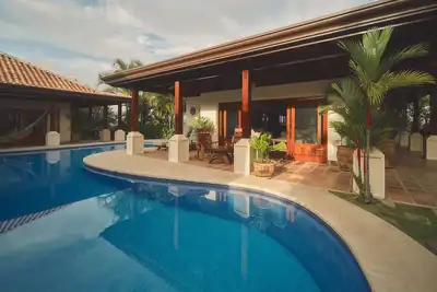 Image de Villa enchanteresse avec grande piscine, jardins luxuriants, superbes vues et intimité totale