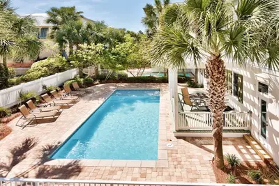 Image de Accès à la plage privée et piscine! Belle vue et barbecue au gaz!